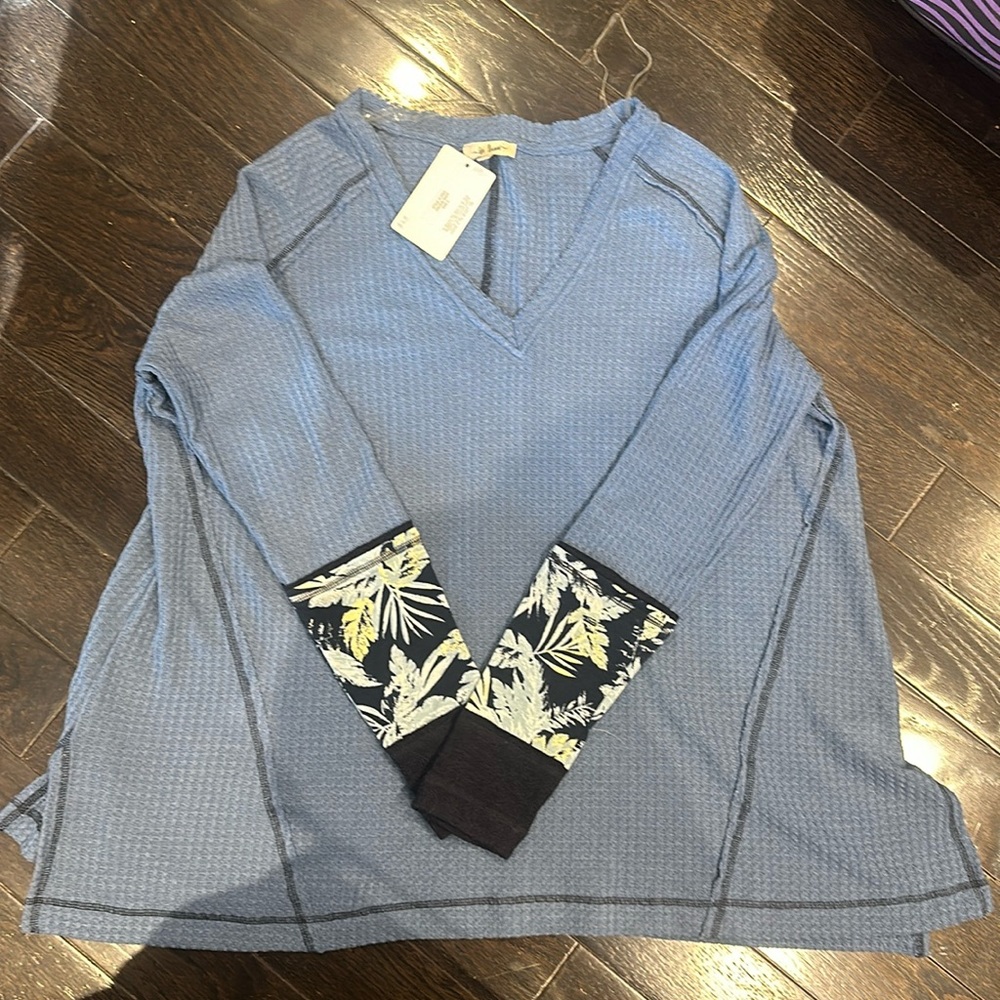 NWT v-neck shirt - size large